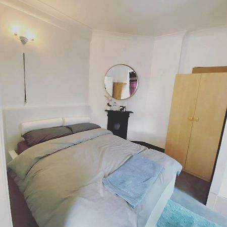 Complete 1 Bedroom Apartment With Wi-Fi, Kitchen, Tv In Heart Of Chiswick, London Exteriör bild