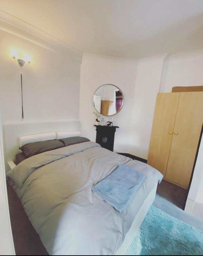Complete 1 Bedroom Apartment With Wi-Fi, Kitchen, Tv In Heart Of Chiswick, London Exteriör bild