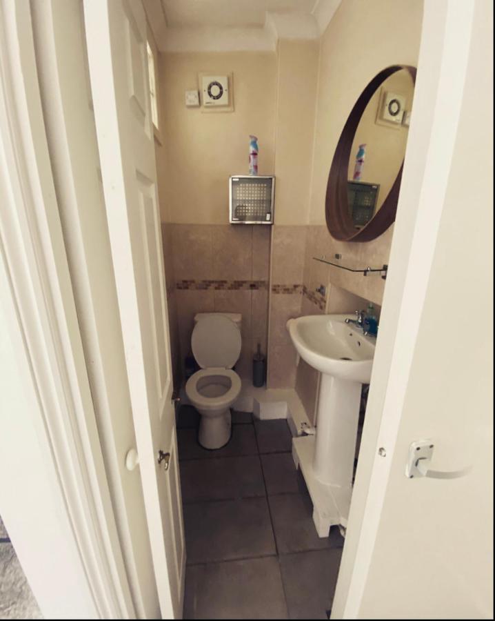 Complete 1 Bedroom Apartment With Wi-Fi, Kitchen, Tv In Heart Of Chiswick, London Exteriör bild