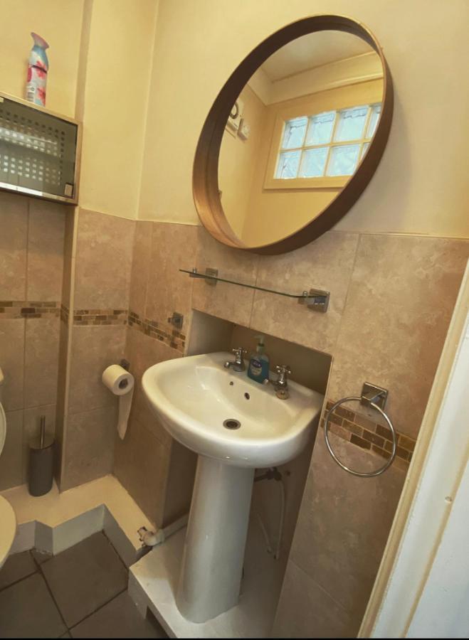 Complete 1 Bedroom Apartment With Wi-Fi, Kitchen, Tv In Heart Of Chiswick, London Exteriör bild